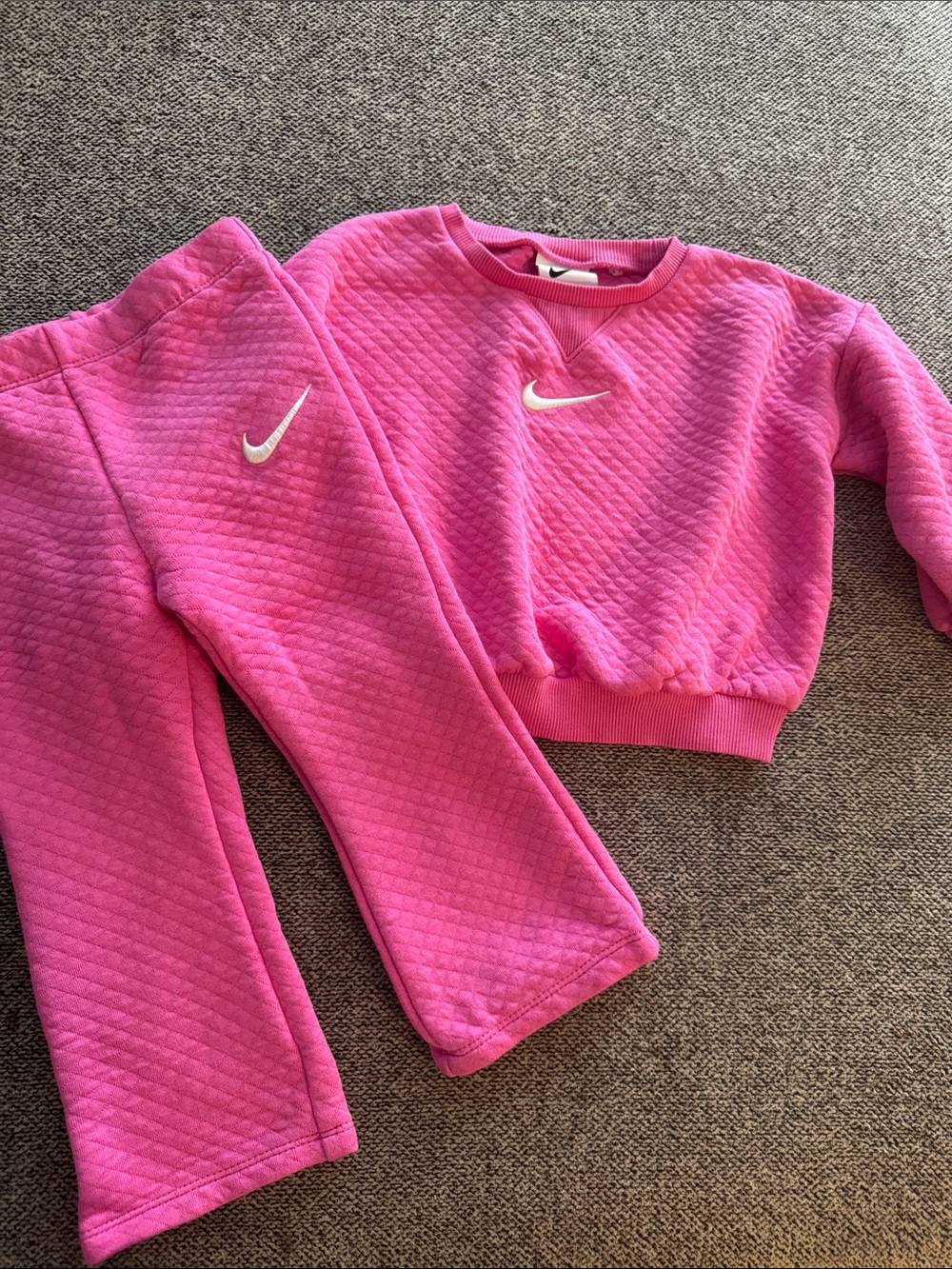 Nike Hot Pink Quilted Girls Sweatshirt and Joggers Set Girls 24 Months